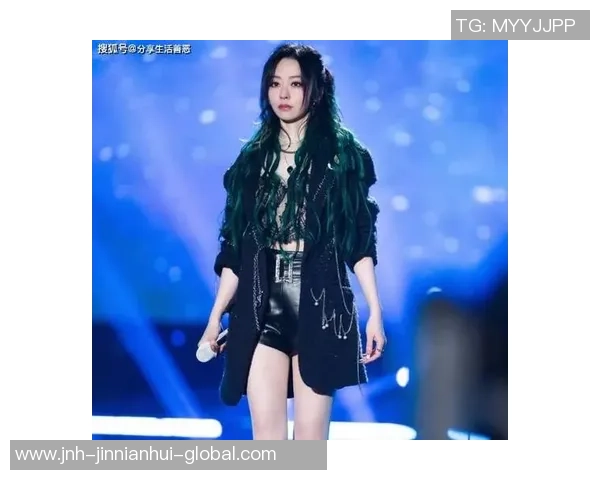 张靓颖化身足球宝贝展现魅力与激情引领时尚潮流新风尚 张靓颖化身足球宝贝展现魅力与激情引领时尚潮流新风尚